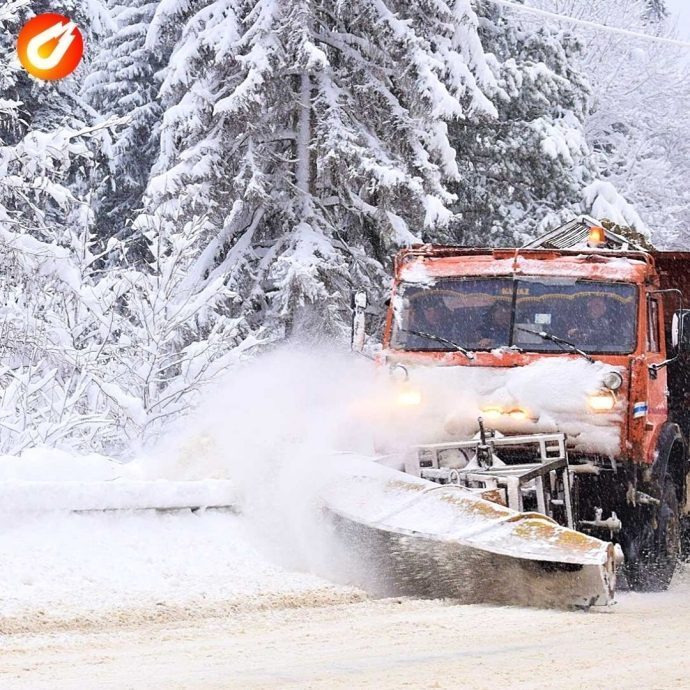 На работах по уборке снега в городском округе Истра задействовано порядка 160 единиц спецтехники