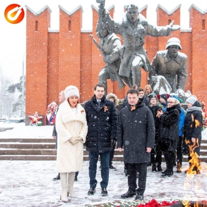 Губернатор региона и Глава округа приняли участие в возложении цветов к памятнику «Воинам-сибирякам»