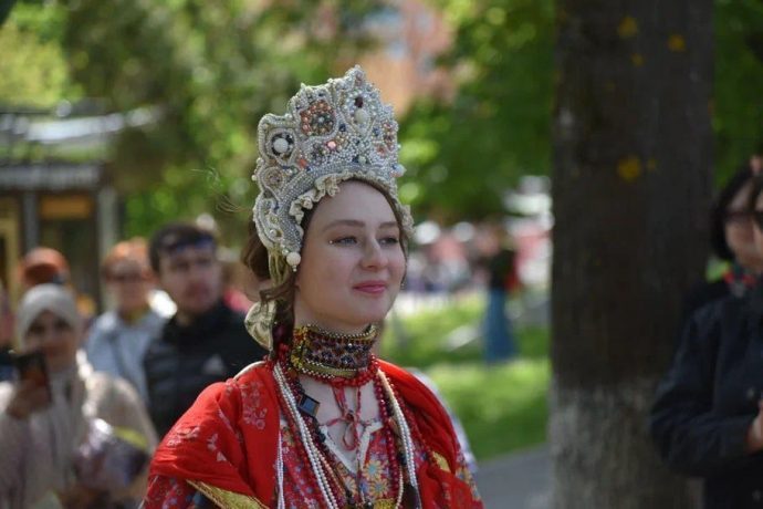 В Истре, накануне Дня России состоялось яркое событие — показ русских народных костюмов