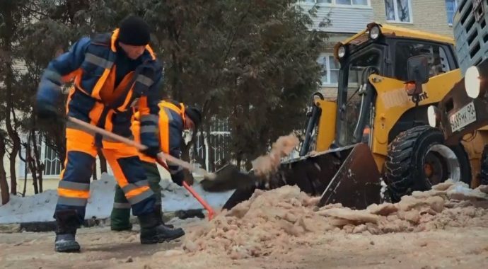 В ежедневном режиме рабочие МБУ «ДОДХИБИМР” очищают г.о. Истра от снега