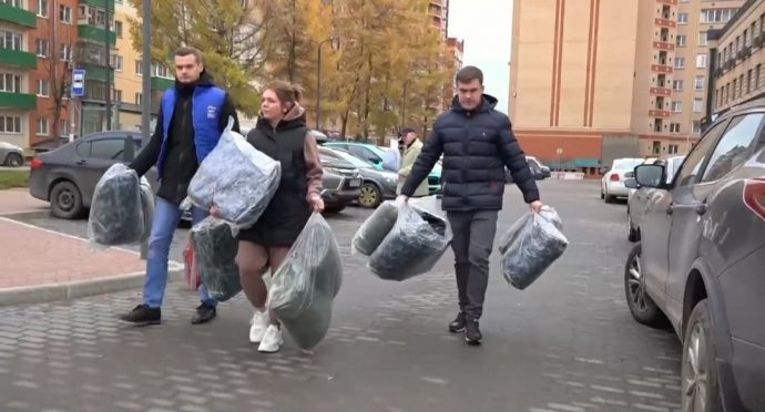 «Единая Россия» передала в Центр помощи мобилизованным и их семьям зимние спальные мешки
