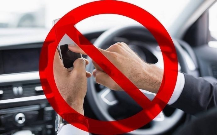 Использование мобильного телефона за рулем повышает риск возникновения ДТП в четыре раза