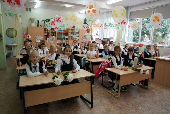 Школы округа приняли участие в благотворительной акции «Дети вместо цветов»