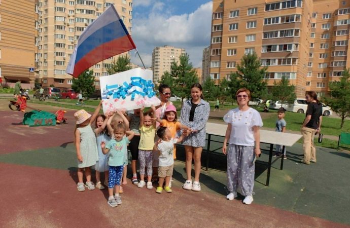 В ЖК «Новоснегирёвский» состоялась интерактивно-спортивная программа «Под флагом России!»