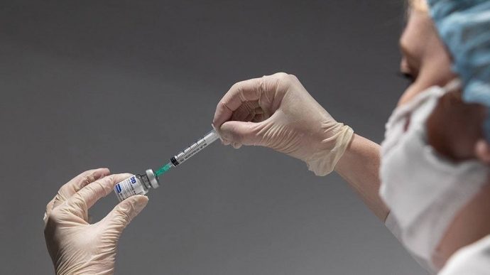 В Роспотребнадзоре оценили эффективность вакцин при «дельтакроне»