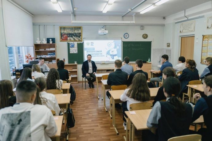 Депутат Госдумы Сергей Колунов провел урок финансовой грамотности для школьников.