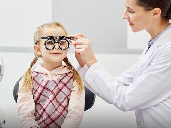 В детских поликлиниках округа принимает врач‑офтальмолог