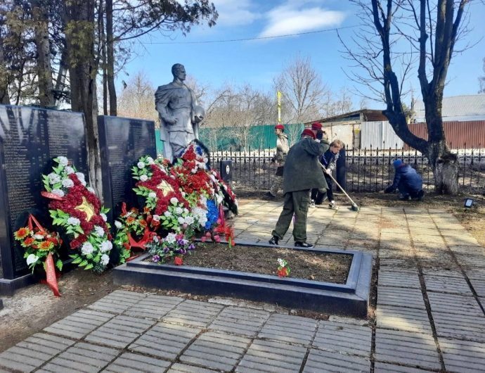 Отряд юнармейцев и школьники помогли навести порядок на братской могиле советских воинов