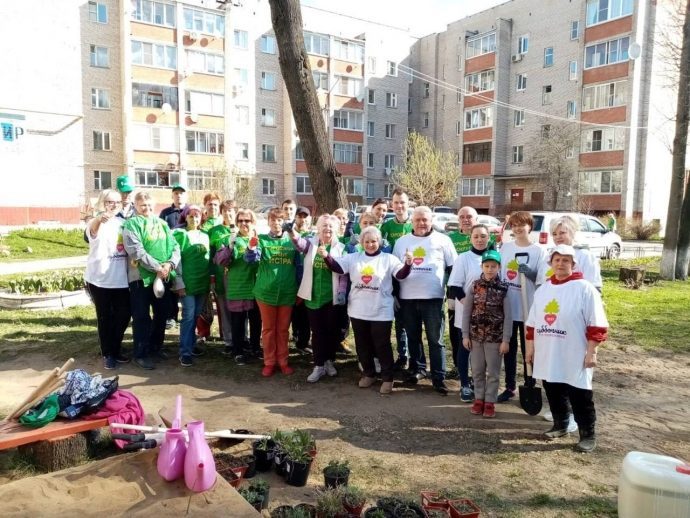 Жители двора на улице Ленина д. 4 — 4б дружным коллективом принимали участие в субботнике