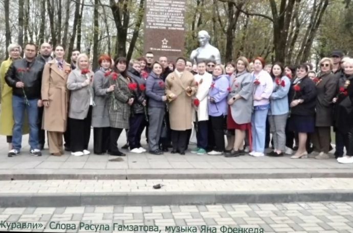 В преддверии Дня Победы сотрудники ИОКБ возложили цветы к памятнику Скорбящей Матери
