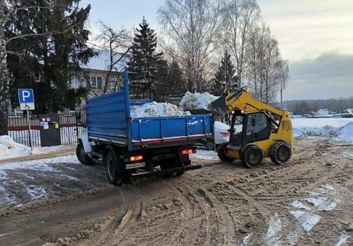 За выходные коммунальной службой округа Истра вывезено более 100 кубометров снега