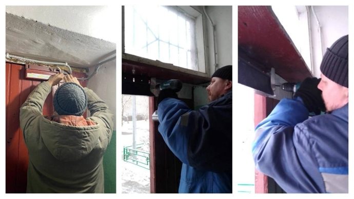 Сотрудники МУП «Истринское ЖЭУ» проверяют состояние дверных доводчиков в подъездах