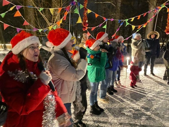 В Истринском городском парке поздравили Дедушку Мороза с днем рождения
