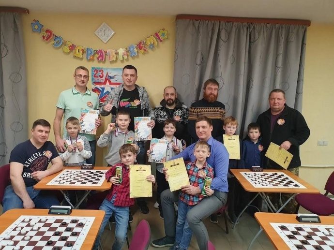 В центре «Ровесник» прошел семейный турнир по шашкам