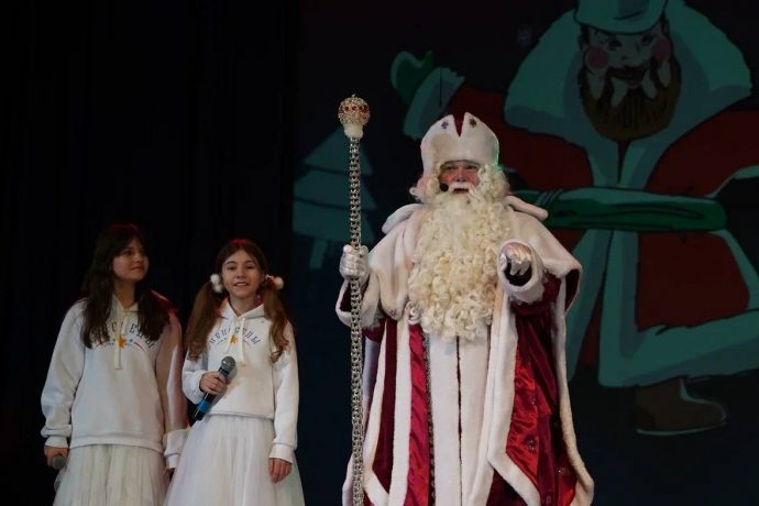 Дети из 120 округов Подмосковья посетили спектакль «7 желаний Деда Мороза»