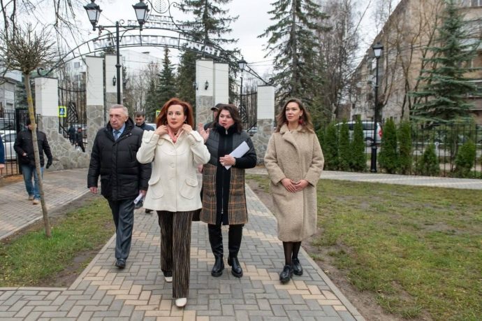 В ходе выезда глава г.о. Истра осмотрела очередной этап благоустройства парка «Фабричный» в Дедовске