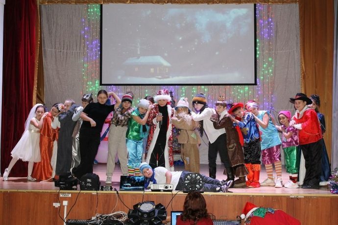 В Первомайском ДК состоялось новогоднее представление для мальчишек и девчонок