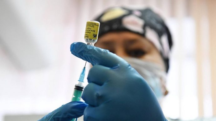 Жителям рекомендуют пройти ревакцинацию против коронавируса во время майских праздников