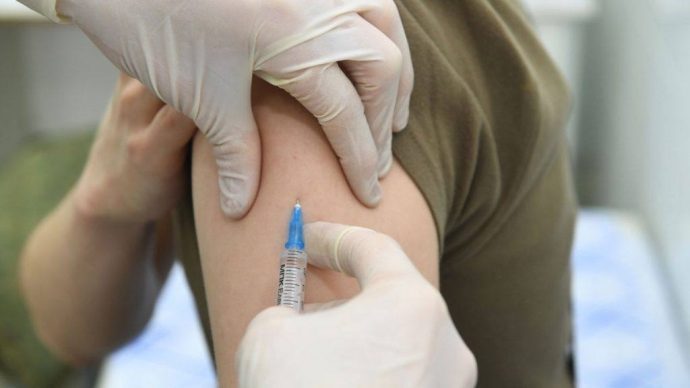 ИОКБ напоминает жителям о важности прививок от гриппа и COVID‑19