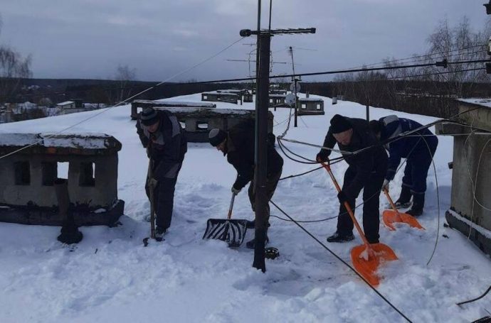 Сотрудники МБУ «ЖКУ г.о. Истра» продолжают работу по расчистке придомовых территорий округа от снега