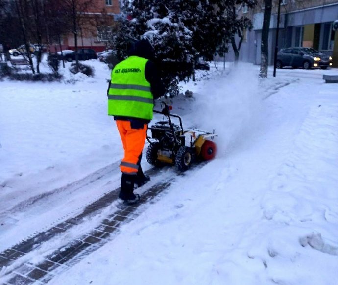 В округе Истра с раннего утра ведется уборка снега и обработка дорог