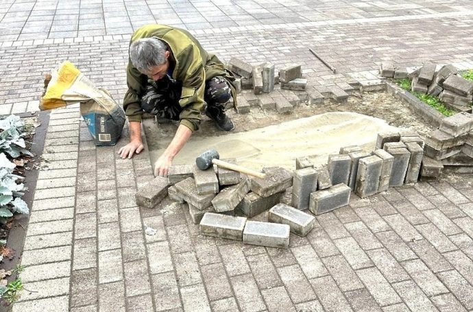 За прошедший месяц сотрудники МБУ «ДОДХИБИМР» провели ремонт порядка 400 п.м. тротуаров из брусчатки