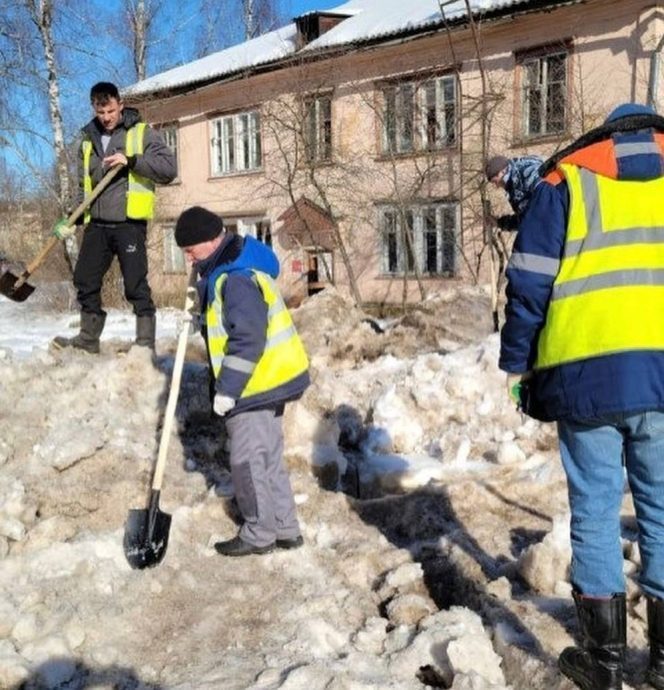 В городском округе Истра сотрудники коммунальных служб продолжают вывозить снег