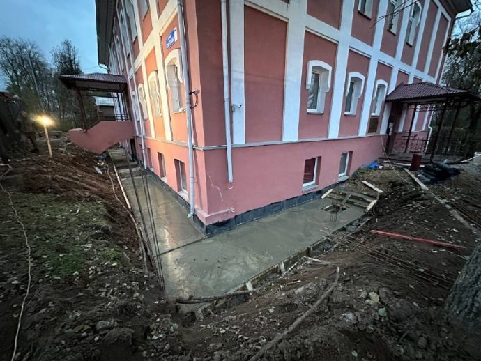 В «Истринская ДМШ» в Истре на ул. Советская, 7 завершается ремонт цоколя, отмостки и подпорной стенк