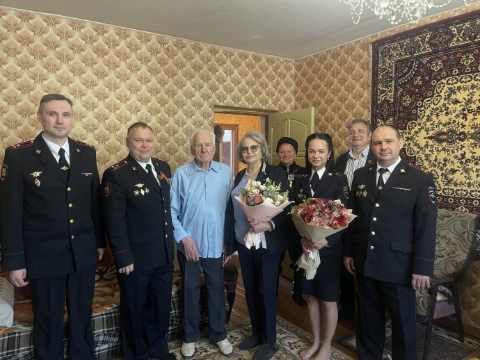 В Истре представители ГУ МВД России по МО поздравили ветерана с Днем Победы