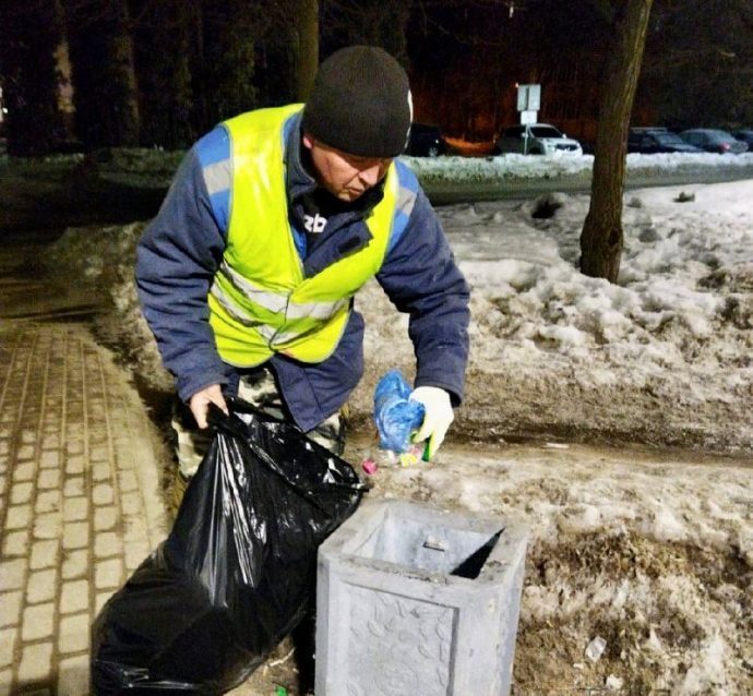 Силами коммунальных служб ежедневно осуществляется сбор случайного мусора и очистка общественных урн
