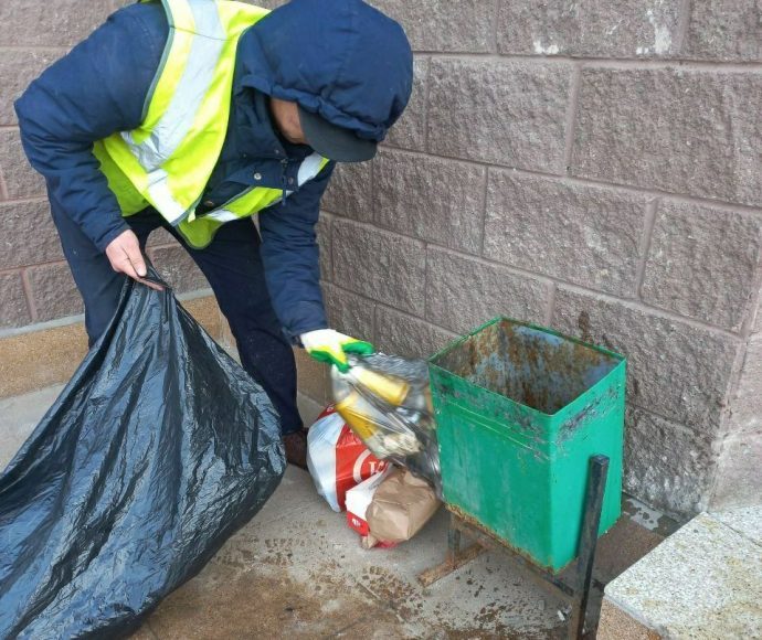 За 12 дней февраля дворники МБУ «ДОДХИБИМР» подобрали более 120 кубометров различных отходов