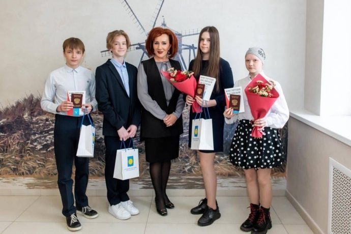 Глава округа Татьяна Витушева вручила паспорта юным гражданам России