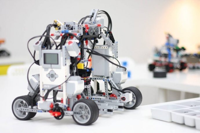 Приглашаем мальчишек и девчонок на бесплатные мастер‑классы по робототехнике