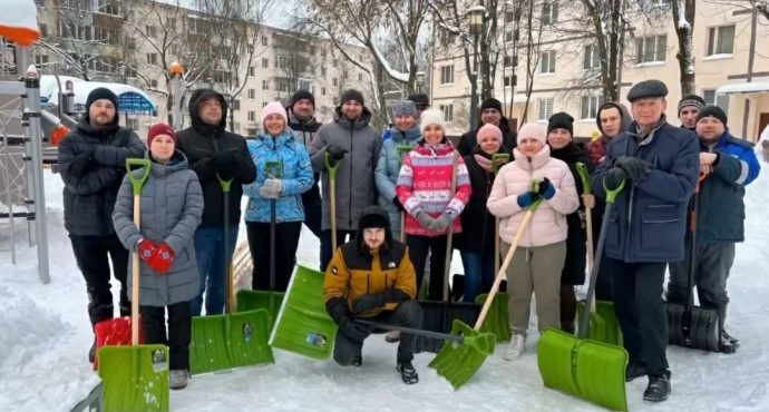 Сотрудники Истринской теплосети начали рабочую неделю с уборки территорий округа от снега