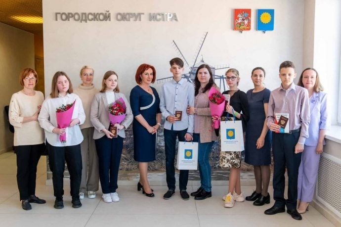 Глава округа Татьяна Витушева вручила паспорта юным гражданам страны