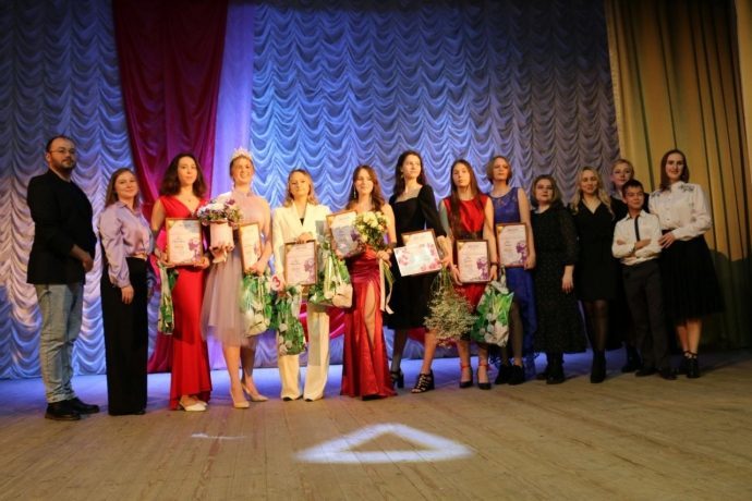 В Глебовском ДК состоялся конкурс красоты и талантов для старшеклассниц «Мисс Весна — 2023».