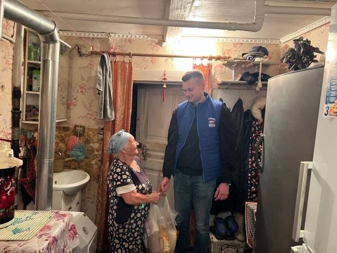 Единороссы передали жительнице г.о. Истра гуманитарную помощь