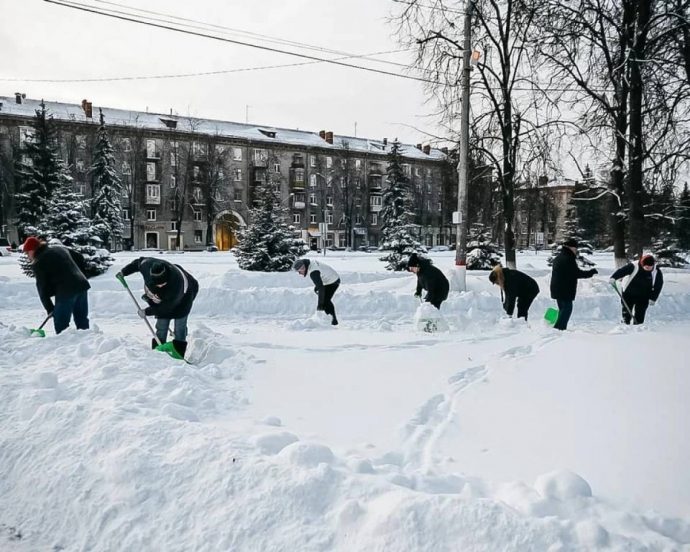 Единороссы и молодогвардейцами вышли на борьбу со снегом