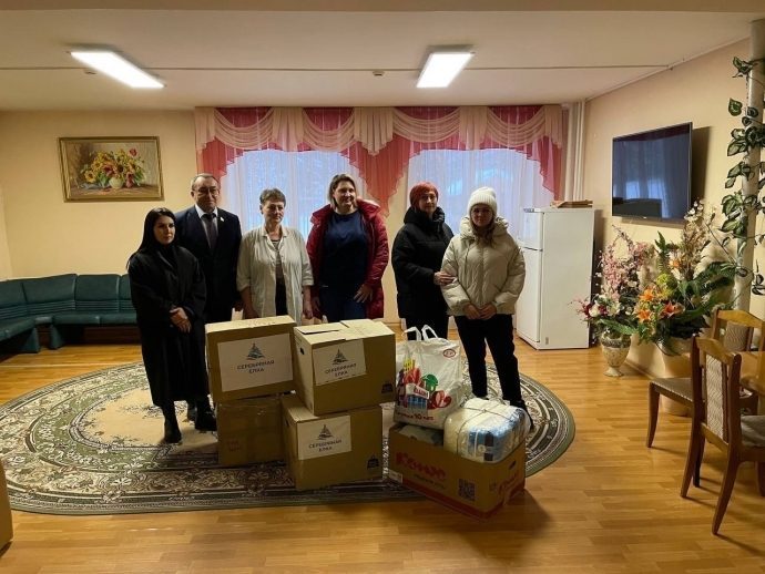 В рамках акции "Серебряная ёлка" партийцы передали подарки в "Дом доброты"