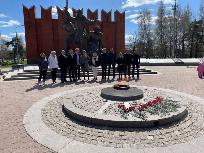 Владимир Вшивцев возложил цветы к памятнику воинам-сибирякам