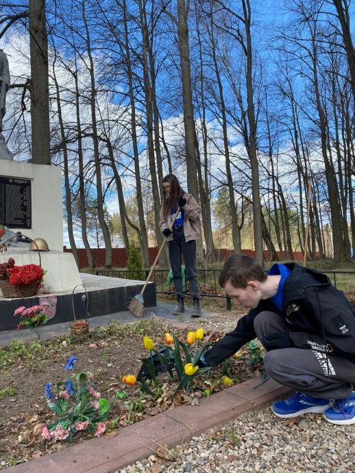 Единороссы навели порядок у мемориалов памяти в д. Сокольники