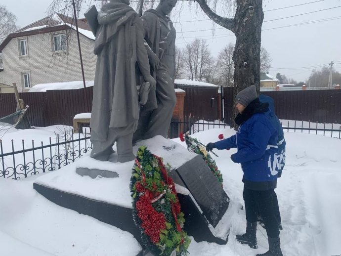 Возложение цветов в д. Рычково к памятнику погибшим танкистам