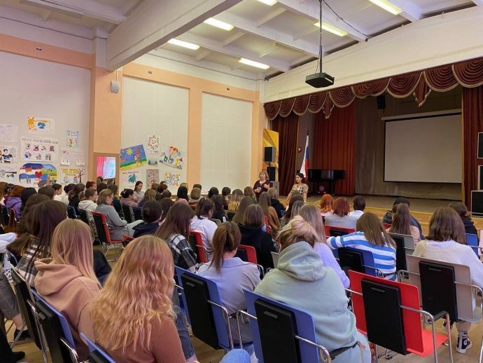 Истринские единороссы проводят лекции на тему здоровья для девочек