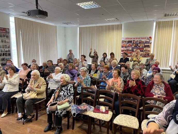 Единороссы поздравили старшее поколение с Днем пожилого человека