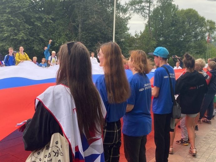 Актив «Единой России» и молодогвардейцы развернули 10-метровый триколор в честь Дня флага России