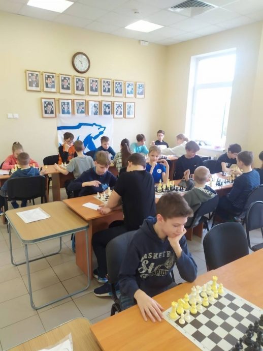 Единороссы организовали турнир по шахматам для детей