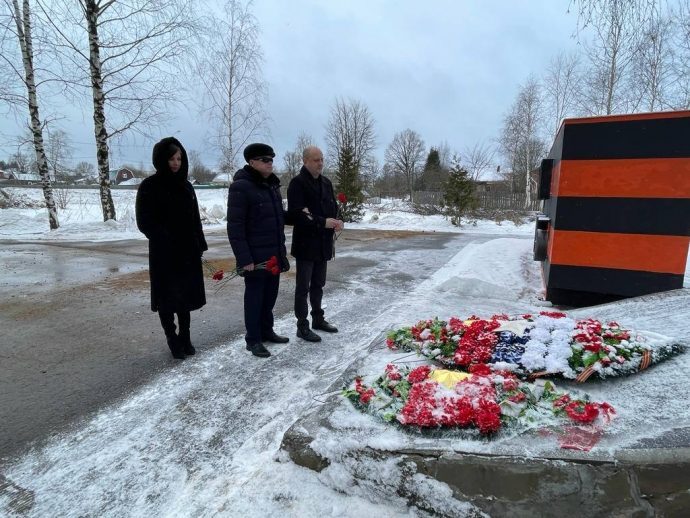 Владимир Вшивцев возложил цветы к памятному мемориалу в п. Румянцево