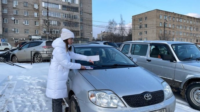 Единороссы раздали  жителям автовизитки