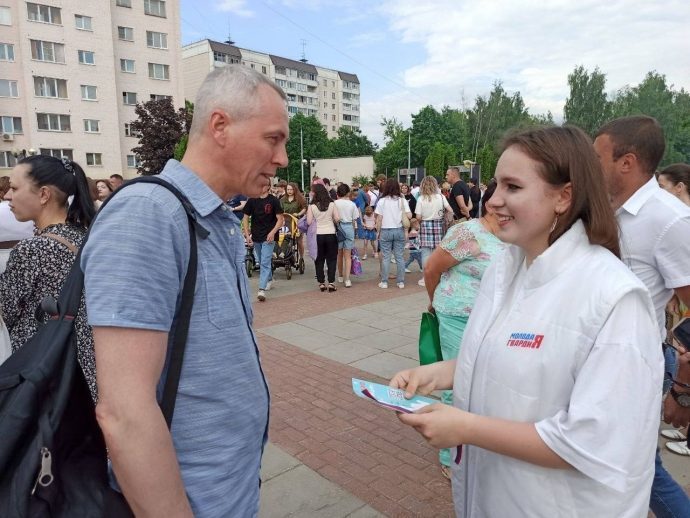 Более 500 ленточек триколора раздали единороссы в День России