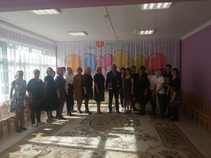 Единороссы поздравили воспитателей и всех сотрудников дошкольных учреждений с праздником